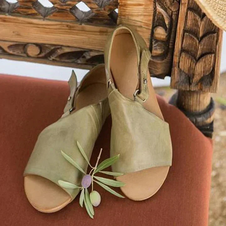 Offene Sandalen mit Riemen