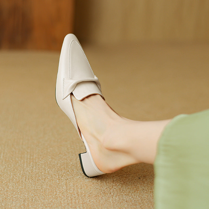 "Marloe Spitz zulaufende Leder-Mules" can be rewritten as "Marloe Elegante Spitz zulaufende Leder-Mules".