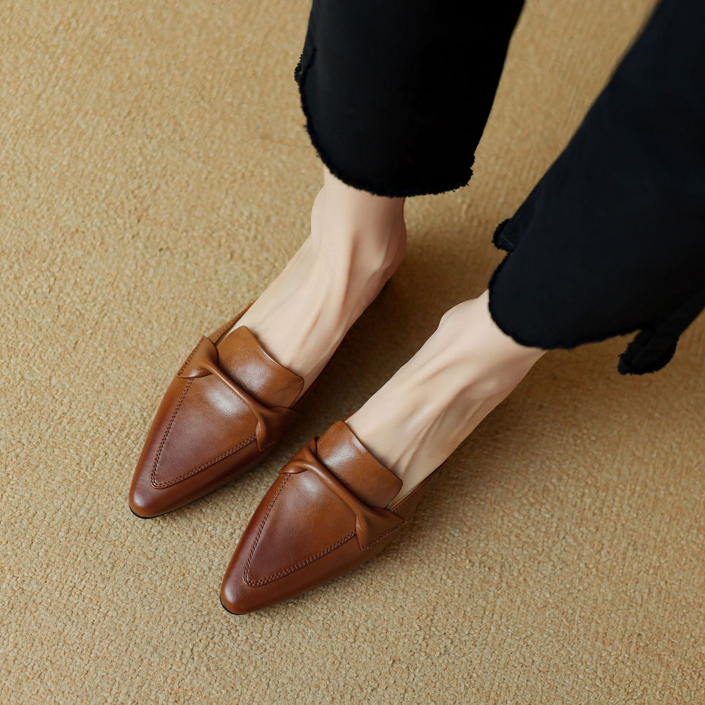 "Marloe Spitz zulaufende Leder-Mules" can be rewritten as "Marloe Elegante Spitz zulaufende Leder-Mules".