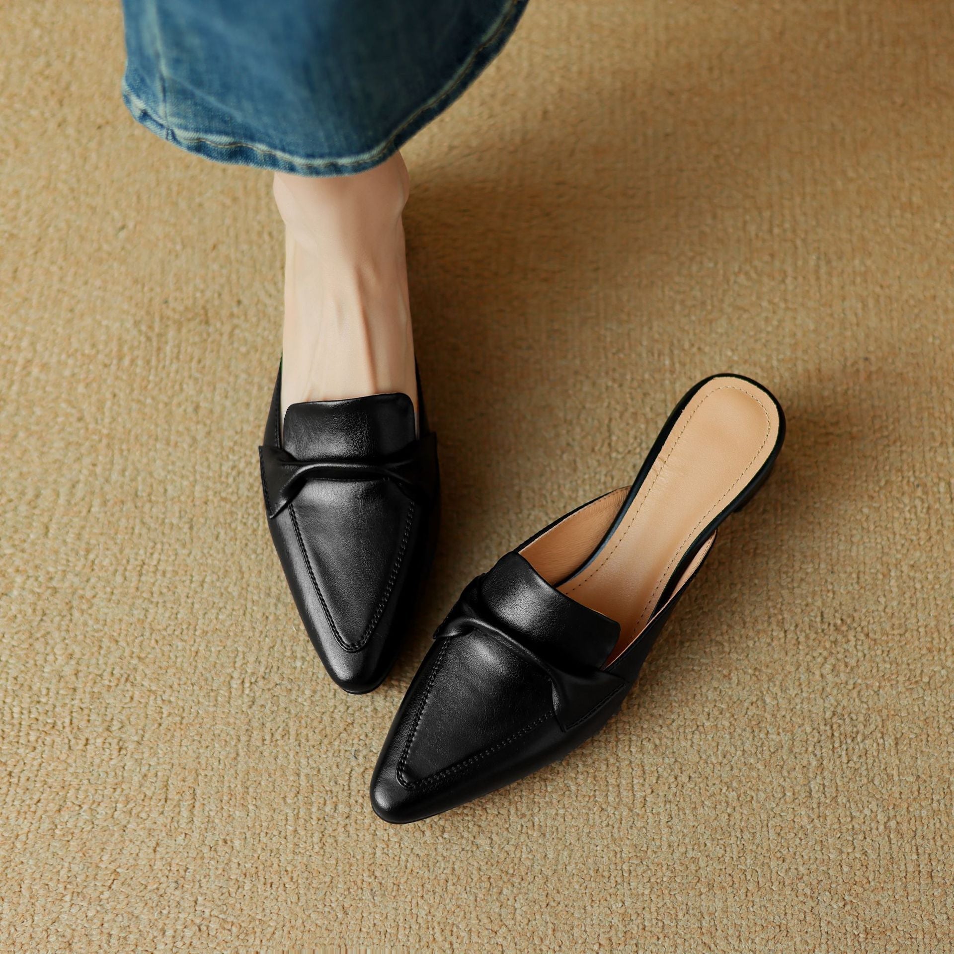 "Marloe Spitz zulaufende Leder-Mules" can be rewritten as "Marloe Elegante Spitz zulaufende Leder-Mules".