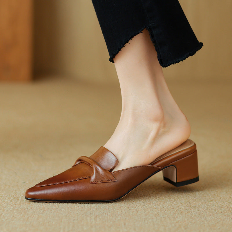 "Marloe Spitz zulaufende Leder-Mules" can be rewritten as "Marloe Elegante Spitz zulaufende Leder-Mules".