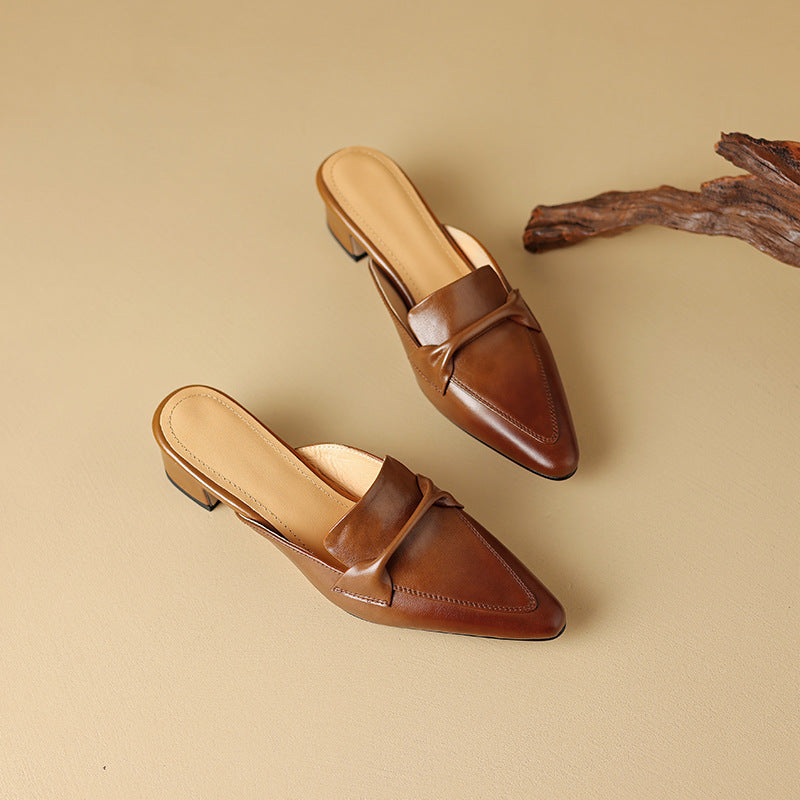 "Marloe Spitz zulaufende Leder-Mules" can be rewritten as "Marloe Elegante Spitz zulaufende Leder-Mules".
