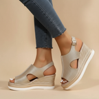 Maeve – Entspannte Keilsandalen